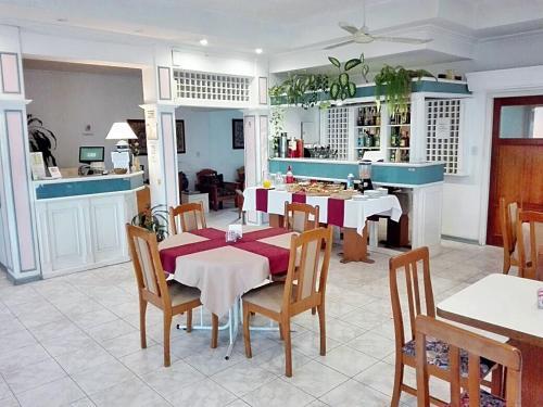 Hostal Del Lago Hotel