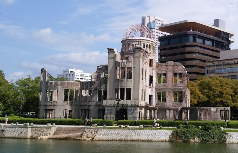 Apartamentos Hiroshima Crane Peace Tower