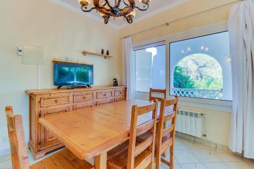 Villa With Pool And Air Conditioning