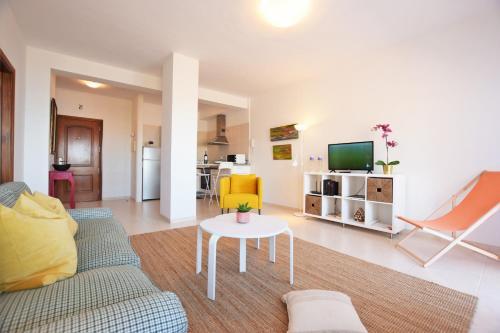 Apartment With Mountain & Sea Views, Pool & Wifi