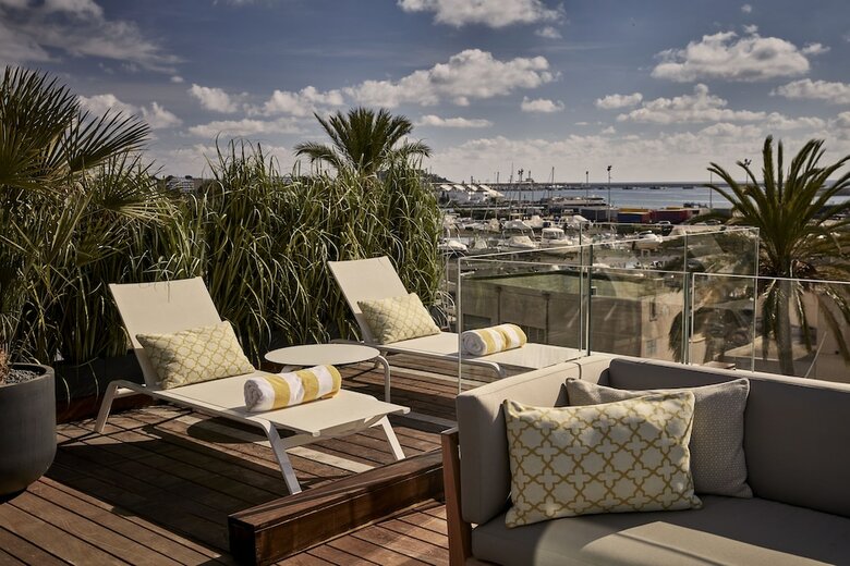Sir Joan Hotel