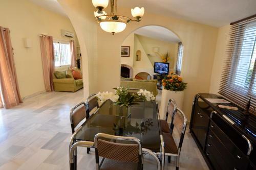La Cala De Mijas Villa Sleeps 12 Pool Air Con Wifi