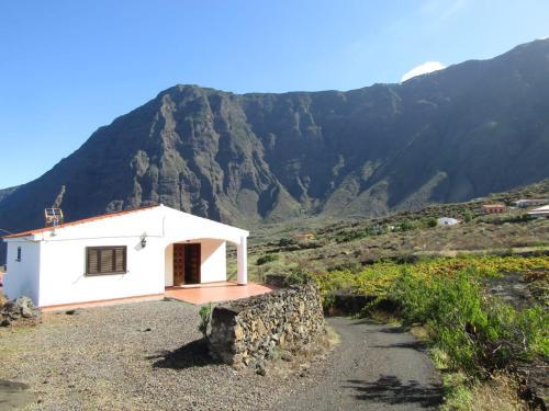 Stylish Bungalow With Great Sea And Mountain Views