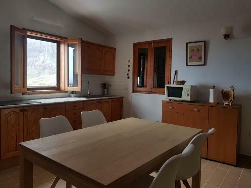 Stylish Bungalow With Great Sea And Mountain Views