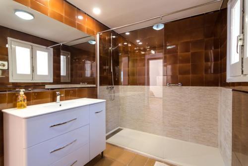 Lloret De Mar Villa Sleeps 9 Pool
