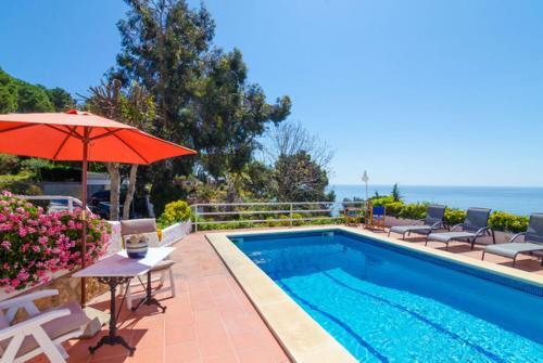 Lloret De Mar Villa Sleeps 9 Pool