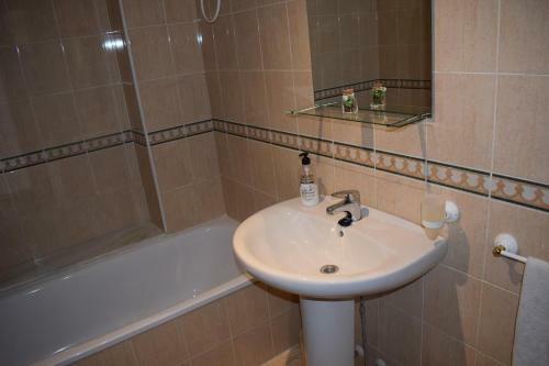 Apartamento Ap950 Tres Dormitorios A 150m Del Paseo Mar�timo