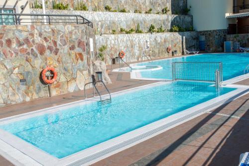 Lightbooking- Pi�a Colada And Pool