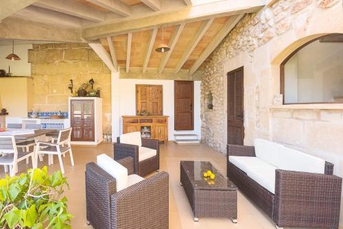 Pollenca Villa Sleeps 8 Pool Wifi