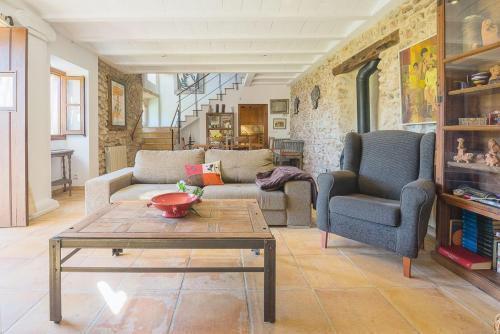 Pollenca Villa Sleeps 8 Pool Wifi