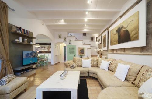 Pollenca Villa Sleeps 8 Pool