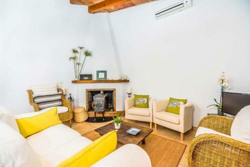 Pollenca Villa Sleeps 3 Pool Air Con Wifi