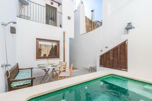 Townhouse On The Rocks