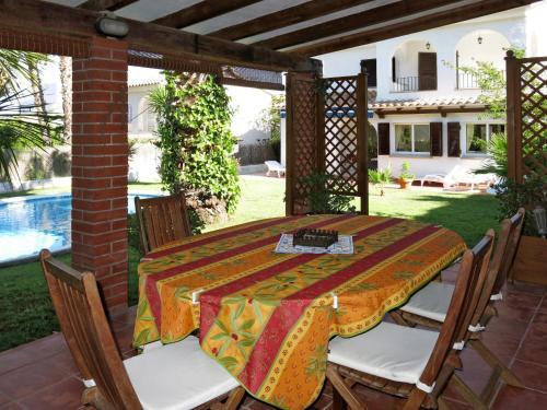 Ferienhaus Mit Pool Roda De Bar� 100s