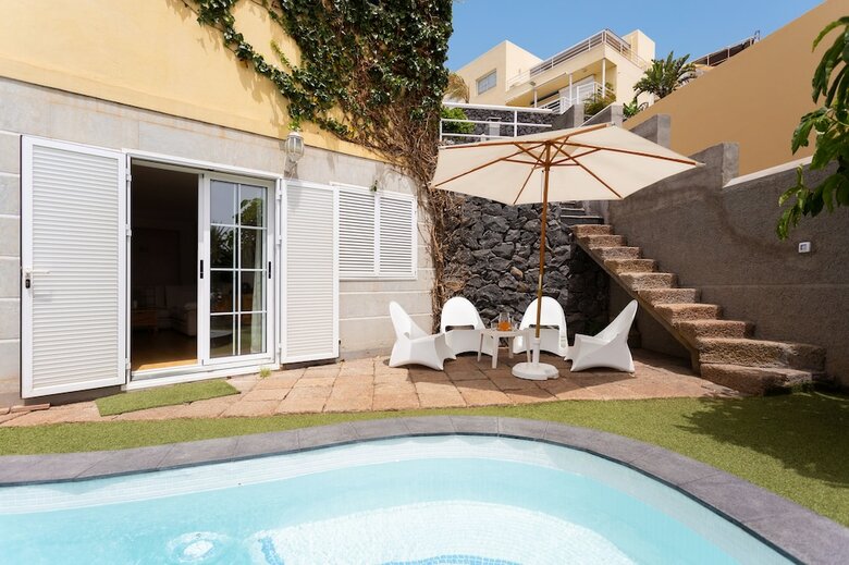 Duplex Acor�n With Pool And Sea View