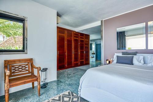 Playa de Talamanca Villa Sleeps 9 Pool Air Con Wifi