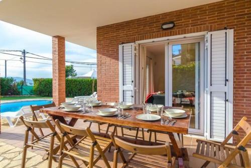 Tordera Villa Sleeps 9 Pool