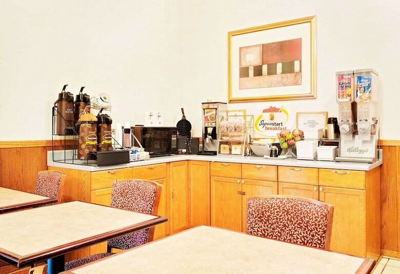 Hotel Super 8 Marshall