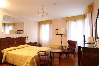 Hotel Pensione Accademia Villa Maravege