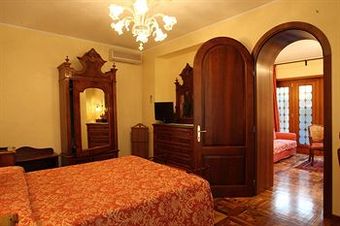 Hotel Pensione Accademia Villa Maravege