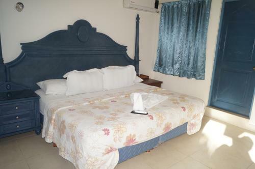 Chichis And Charlies Beachfront Hotel