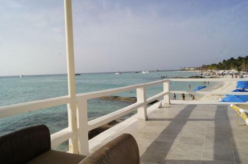 Chichis And Charlies Beachfront Hotel