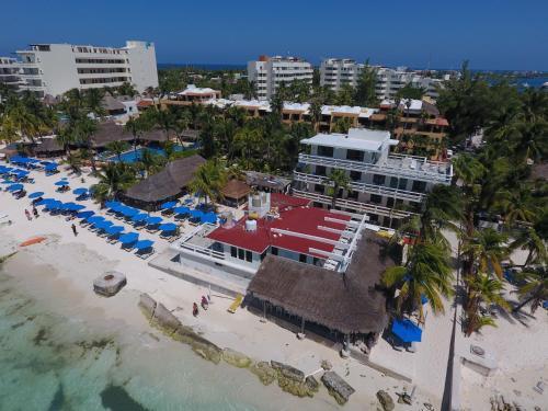 Chichis And Charlies Beachfront Hotel