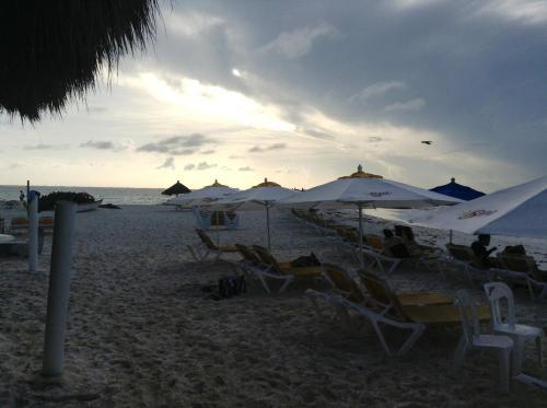 Chichis And Charlies Beachfront Hotel