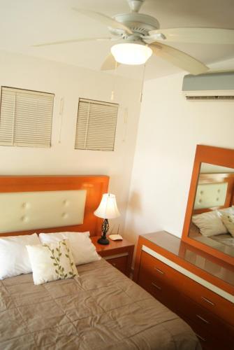 Three Bedroom Home - Walk To Beach & Pool