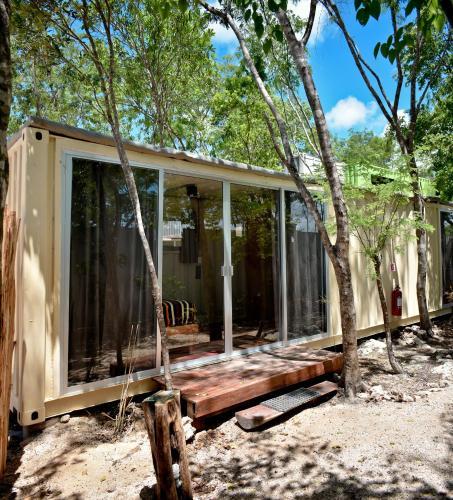 Containme Eco Chic Hotel