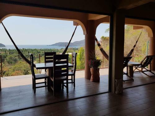 Casa Arcoiris Zihuatanejo B&B