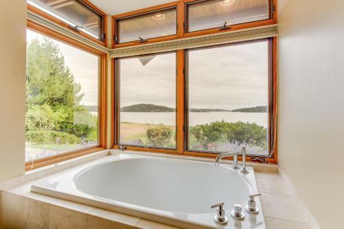 Fidalgo Island Waterfront Stunner