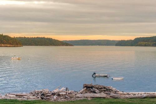 Fidalgo Island Waterfront Stunner