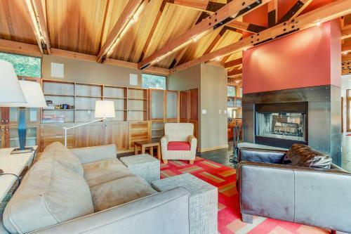 Fidalgo Island Waterfront Stunner