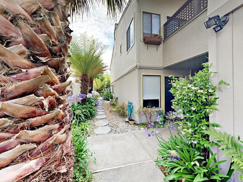 151 Farallon Ct Townhouse