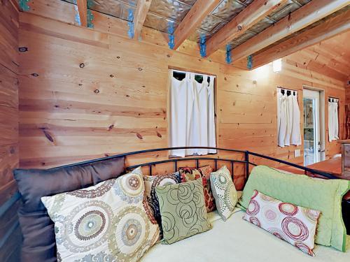 10202 Wommack Rd Cabin