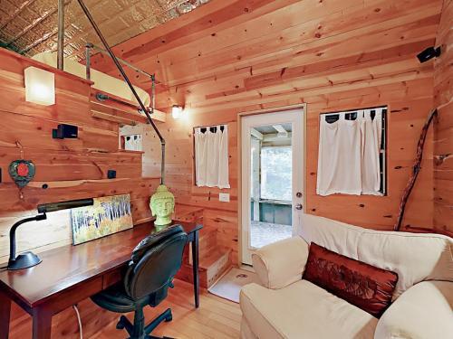 10202 Wommack Rd Cabin