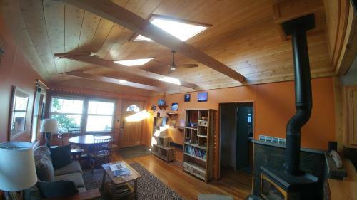 Bellingham Bungalow - Gas Fireplace & Garden!