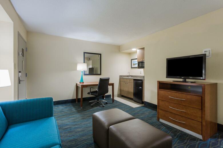 Holiday Inn Express Hotel & Suites Wilmington-university Ctr