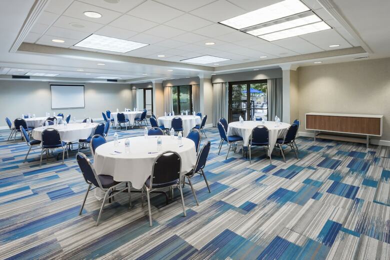 Holiday Inn Express Hotel & Suites Wilmington-university Ctr