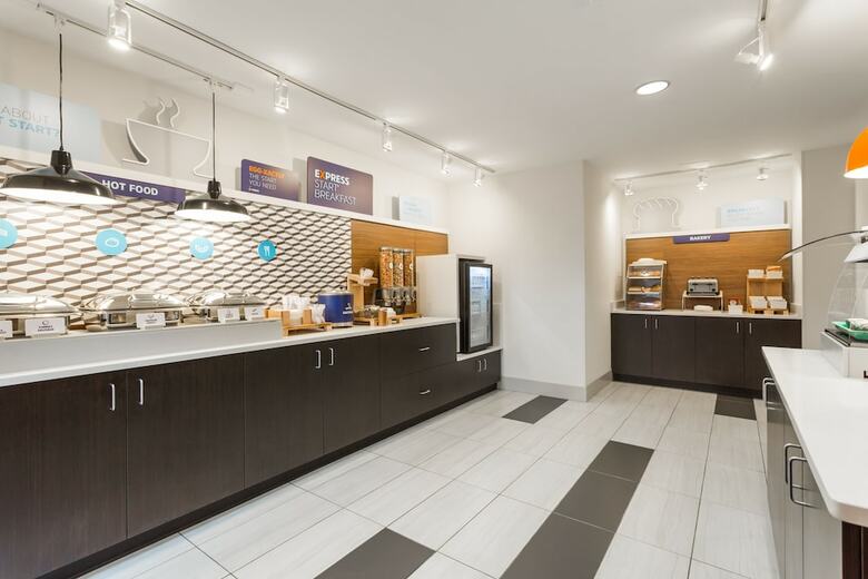 Holiday Inn Express Hotel & Suites Wilmington-university Ctr