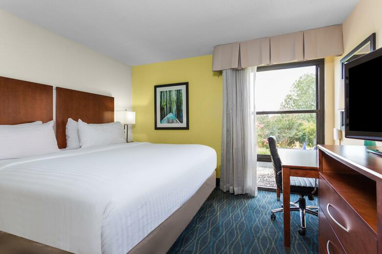 Holiday Inn Express Hotel & Suites Wilmington-university Ctr