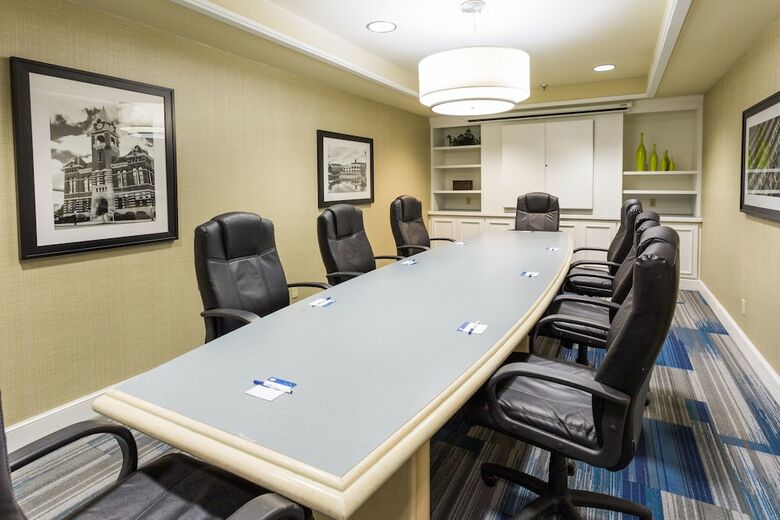 Holiday Inn Express Hotel & Suites Wilmington-university Ctr