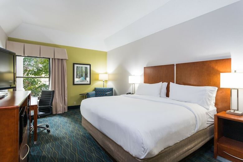 Holiday Inn Express Hotel & Suites Wilmington-university Ctr