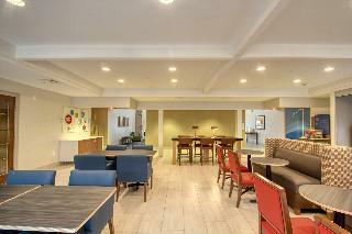Holiday Inn Express Hotel & Suites Oshkosh-sr 41