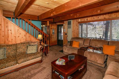 1801 - Hilltop Haven - Free Ski/board Rental Home