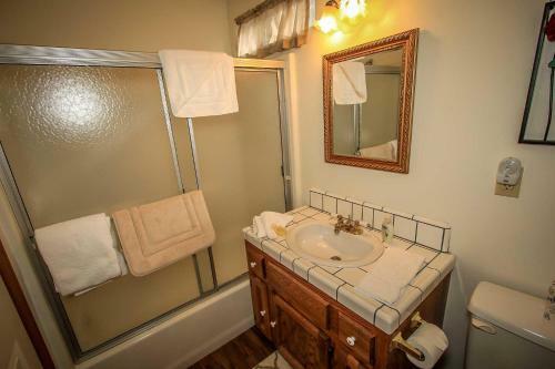 Great Spirit Escape Victorian Style Downtown Chalet