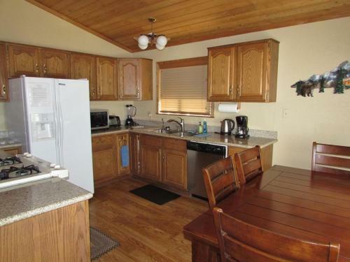 034 Menlo Suite Cabin