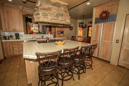 Four Happy Bears Estate Upscale Premium Retreat
