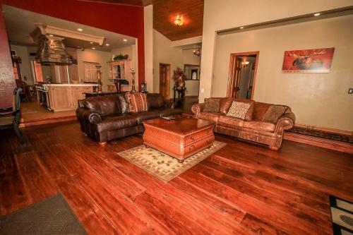 Four Happy Bears Estate Upscale Premium Retreat